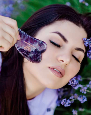 Gua sha kasvohierontalevy, jossa on harmonian ja rentoutumisen ametistikivi Crystallove - 2