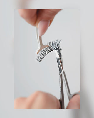 Keinotekoiset 2d ripset useisiin sovelluksiin luonnollisen vaikutuksen aikaansaamiseksi Make'em Longer Bamm!Lashes -ripset. - 4