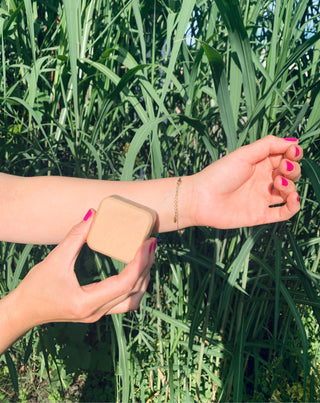 Hellävaraisesti ruskettava vartalovoidepalkki, jossa on bacurivoita ja eco glitteriä Auna - 3