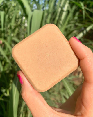 Hellästi ruskettava vartalovoi palassa, jossa bacuri-voita ja eco-glitteriä Auna_2 - 2