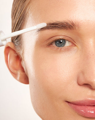 Paksuuntuva ja vahvistava kulmakarvojen hoitoaine Nutridomen vihreän teen uutteella. - 2