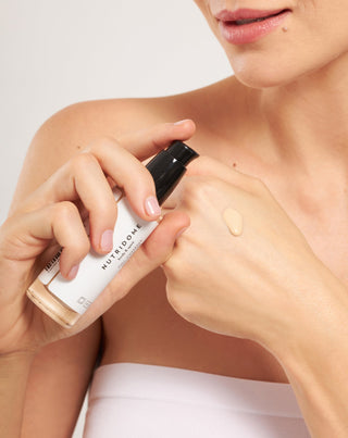 Nutridome Lightweight Full Coverage Mattifying Face Foundation 12h 01 norsunluu - 2