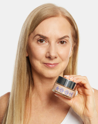 Kirkastava voide kuivalle iholle vähentää punoitusta ja antaa hehkua Aggie-efektillä - 3