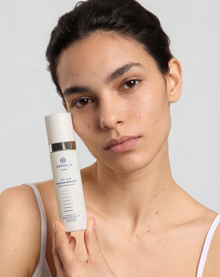 Yöseerumi, joka tukee akneihon uudistumista Anti-Acne Orphica Clinic 50 ml - 3