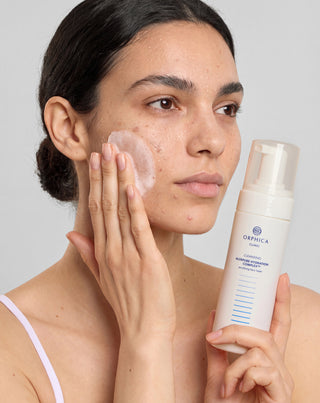 Puhdistusvaahto herkälle ja akneiholle, sisältää betaiinia, pantenolia ja allantoiinia Cleansing Orphica Clinic 150 ml - 3