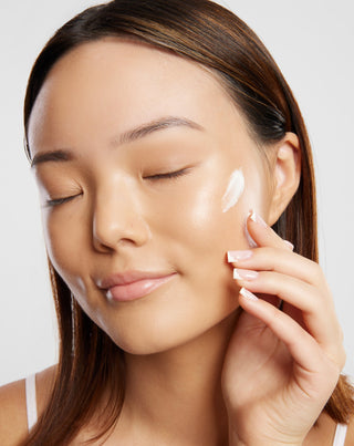 Kosteuttava yökasvovoide, jossa on kaakaovoita, tsubakiöljyä ja aloe Uddo -öljyä. - 2