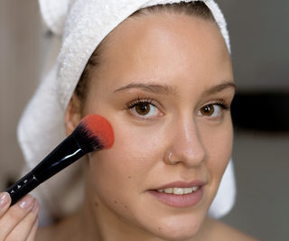 Puna- tai bronzer-sivellin pyöristetyllä kärjellä nro 9 Say Makeup -meikkisivellin. - 2