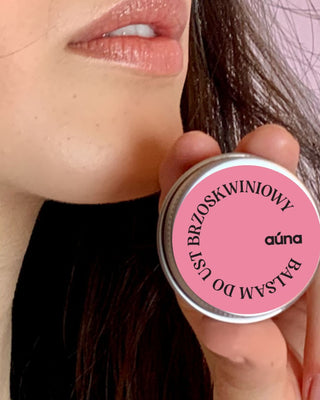 Auna persikkainen huulirasva kosteuttaa ja ehkäisee huulten halkeilua. - 3