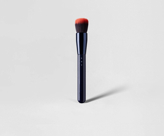 Pohjustussivellin, jossa on kaksi pitkää harjaksia asteittaista peittävyyttä varten No. 8 Say Makeup -meikkisivellin. - 1