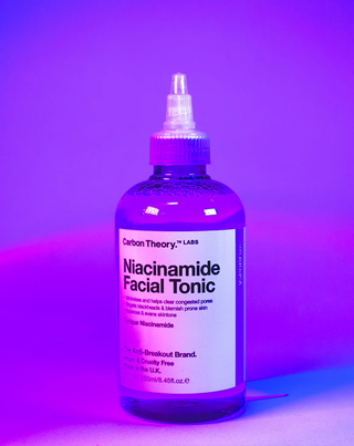 5 % niasiiniamidia sisältävä kasvovesi, joka minimoi huokosia ja värimuutoksia Vaporeize Tonic Carbon Teoriaa - 2