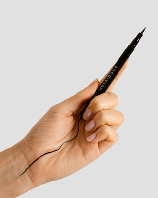 Silmänrajauskynä, jossa on hieno ja tarkka kärki ja Nutridome-luonnonpigmentti. - 2