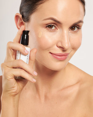 Valaiseva kosteuttava meikkivoide hyaluronihapolla 01 Porcelain Nutridome