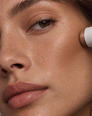 Kasvojen meikki- ja muotoilusetti: aurinkopuuteri, poskipuna ja highlighter puikossa Nutridome