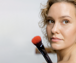 Pohjustussivellin, jossa on kaksi pitkää harjaksia asteittaista peittävyyttä varten No. 8 Say Makeup -meikkisivellin. - 2