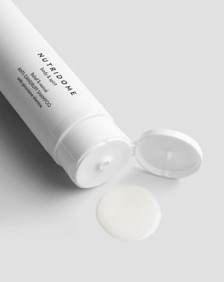 Hilsettä ehkäisevä hiusshampoo, jossa on olamiinipyroktonia, jolla on kosteuttava vaikutus Nutridome