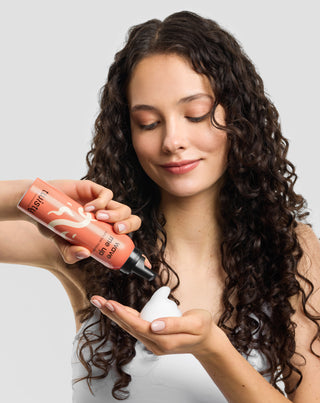 Wave me up Twisty curl fixing mousse kiharille hiuksille ilman, että se painaa niitä alaspäin - 2