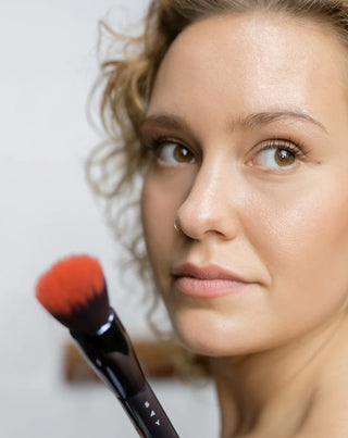 Pohjustussivellin, jossa on kaksi pitkää harjaksia asteittaista peittävyyttä varten No. 8 Say Makeup -meikkisivellin. - 2