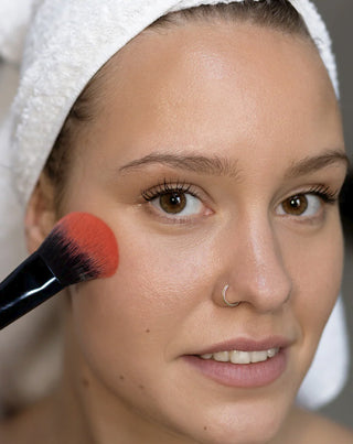 Puna- tai bronzer-sivellin pyöristetyllä kärjellä nro 9 Say Makeup -meikkisivellin. - 2