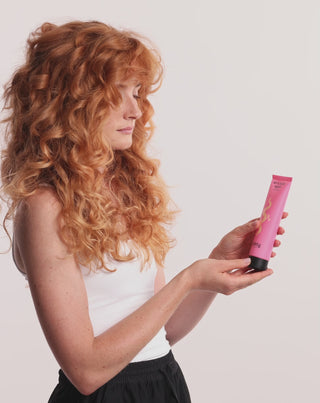 Kiharoiden hiusten muotoilugeeli kosteuttaa ja pehmentää ilman, että se painaa Twistyä alaspäin - 5