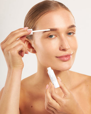 Paksuuntuva ja vahvistava kulmakarvojen hoitoaine Nutridomen vihreän teen uutteella. - 3