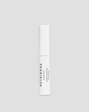 Paksuuntuva ja vahvistava kulmakarvojen hoitoaine Nutridomen vihreän teen uutteella.