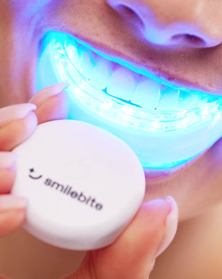 Hampaiden valkaisusetti, jossa LED-valaisin ja Light & Bright Smilebite -valkaisugeeli. - 2
