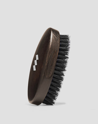 Partaharja pyökkipuinen patruuna luonnon villisianharjaksilla Monolith