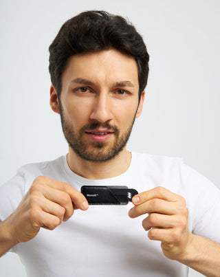 Metallikampa kaikenlaisille ja -pituisille parroille Monolith