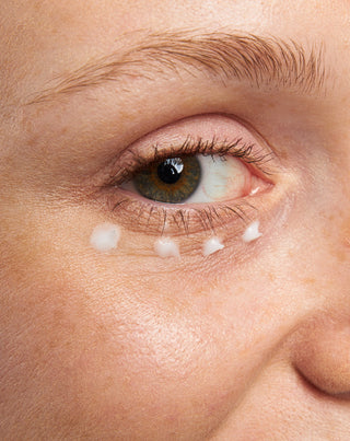 Kosteuttava silmänympärysvoide ryppyille ja tummille silmänalusille Nutridome-helmiuutteella.