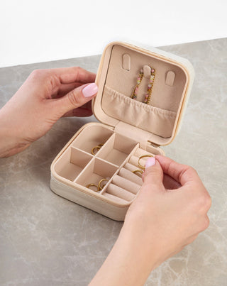 Pieni korurasia, jossa on lokeroita, rullat ja koukut, kerma Mys_1 - 2