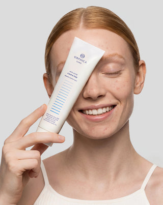 Puhdistava ja uudistava naamio akneiholle, valkoisella savella Anti-Acne Orphica Clinic 100 ml