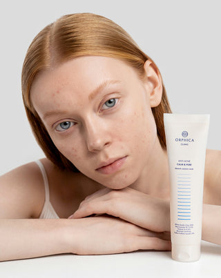 Puhdistava ja uudistava naamio akneiholle, valkoisella savella Anti-Acne Orphica Clinic 100 ml