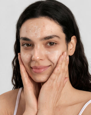 Kuorinta kasvoille akneiholle, sisältää niasiiniamidia, panthenolia, BHA:ta ja mikrorakeita Anti-Acne Orphica