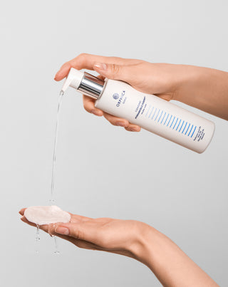 Misellivesi meikinpoistoon ja puhdistukseen herkälle ja akneiholle, sisältää ureaa, hyaluronihappoa ja glykolihappoa Cleansing Orphica Clinic 200 ml - 2