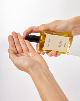 Saint Éternité yrttinen hiushieronta, jossa on pelto-orvokkia ja nokkosta.