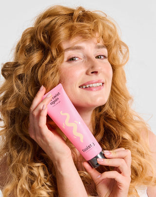 Kiharoiden hiusten muotoilugeeli kosteuttaa ja pehmentää ilman, että se painaa Twistyä alaspäin