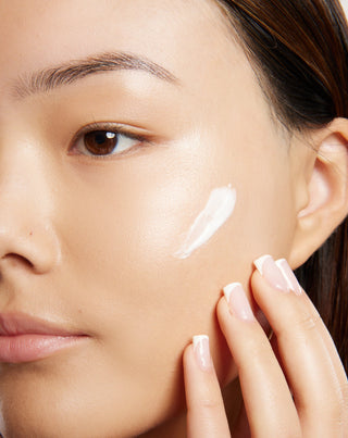 Kevyt päiväkasvovoide, jossa on spirulinaa ja luonnollisia öljyjä kaikille ihotyypeille Uddo