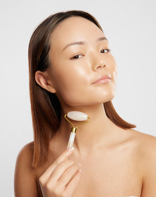 Uddo valkoinen jade kasvohierontarulla vähentää tummia silmänalusia ja turvotusta.